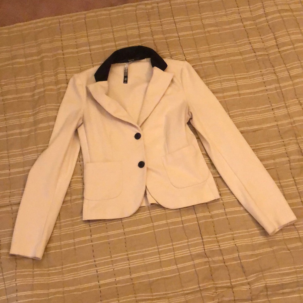 Adorable black and cream blazer by Kensie